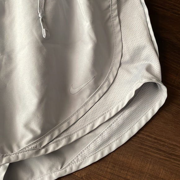 Nike Dri-Fit light grey shorts size XS - Picture 2 of 4